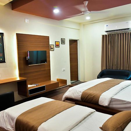 Hotel Ashooka Inn Гандинагар Экстерьер фото