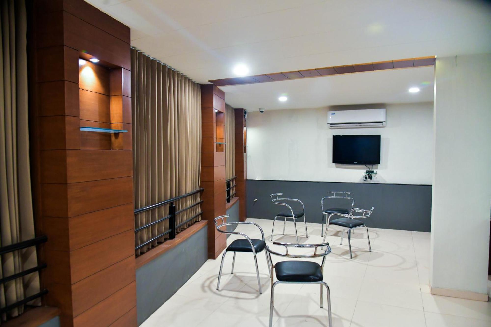 Hotel Ashooka Inn Гандинагар Экстерьер фото