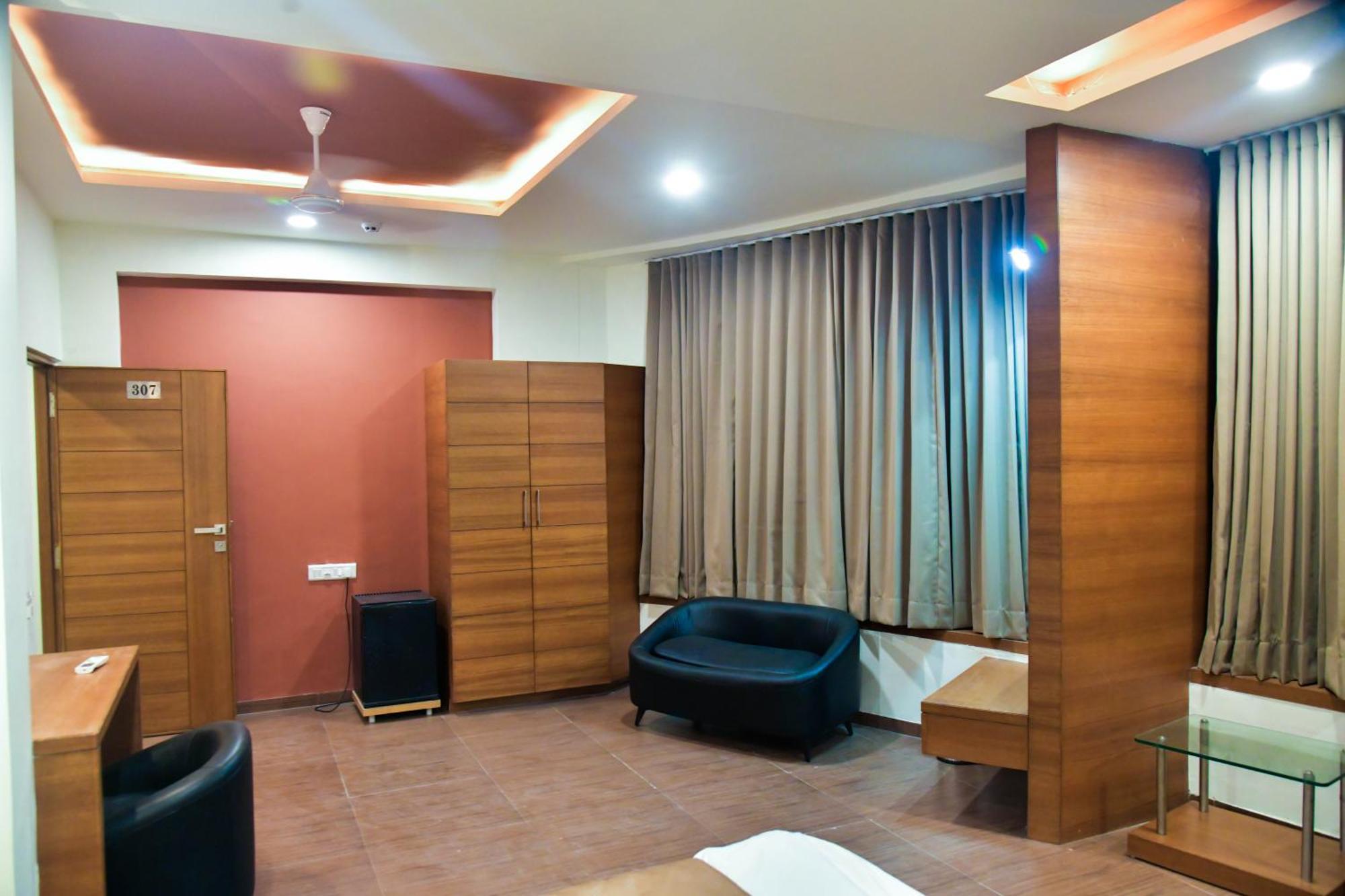 Hotel Ashooka Inn Гандинагар Экстерьер фото