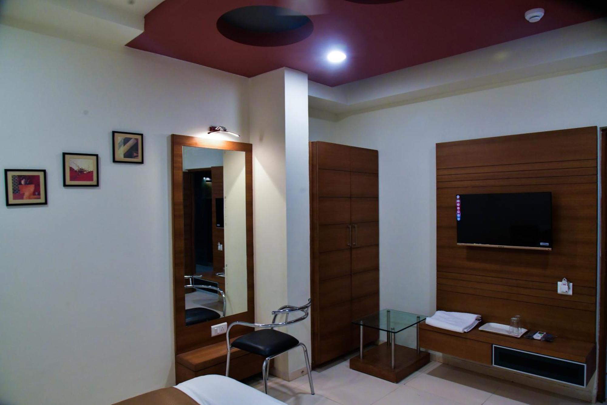 Hotel Ashooka Inn Гандинагар Экстерьер фото