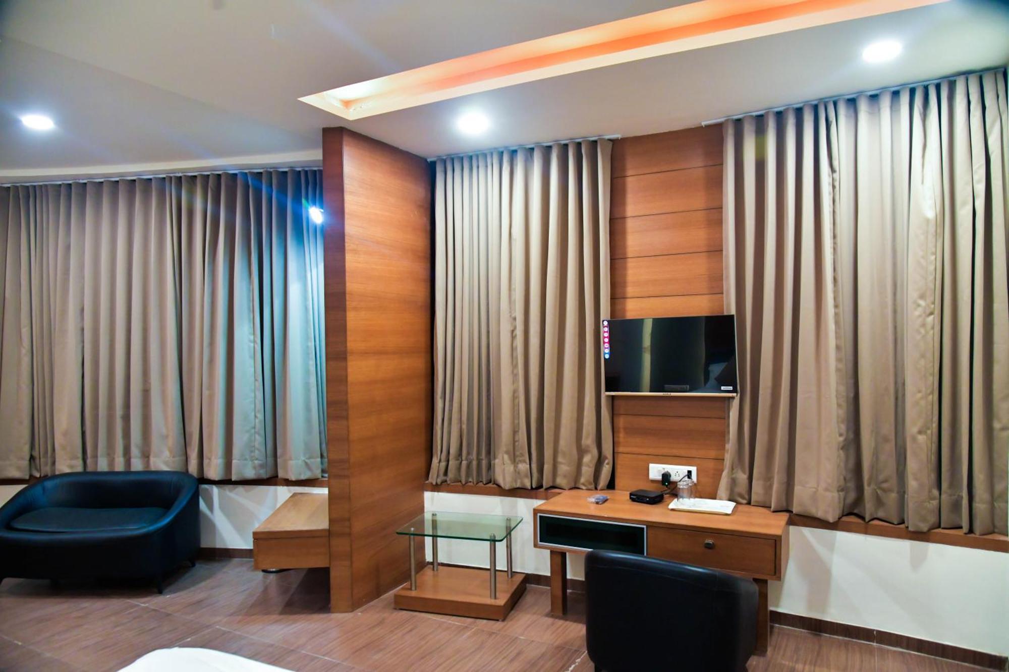 Hotel Ashooka Inn Гандинагар Экстерьер фото