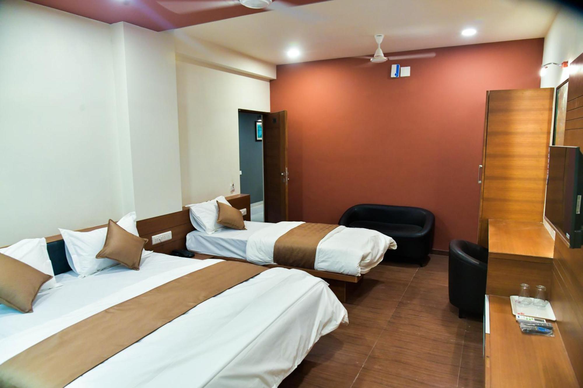 Hotel Ashooka Inn Гандинагар Экстерьер фото