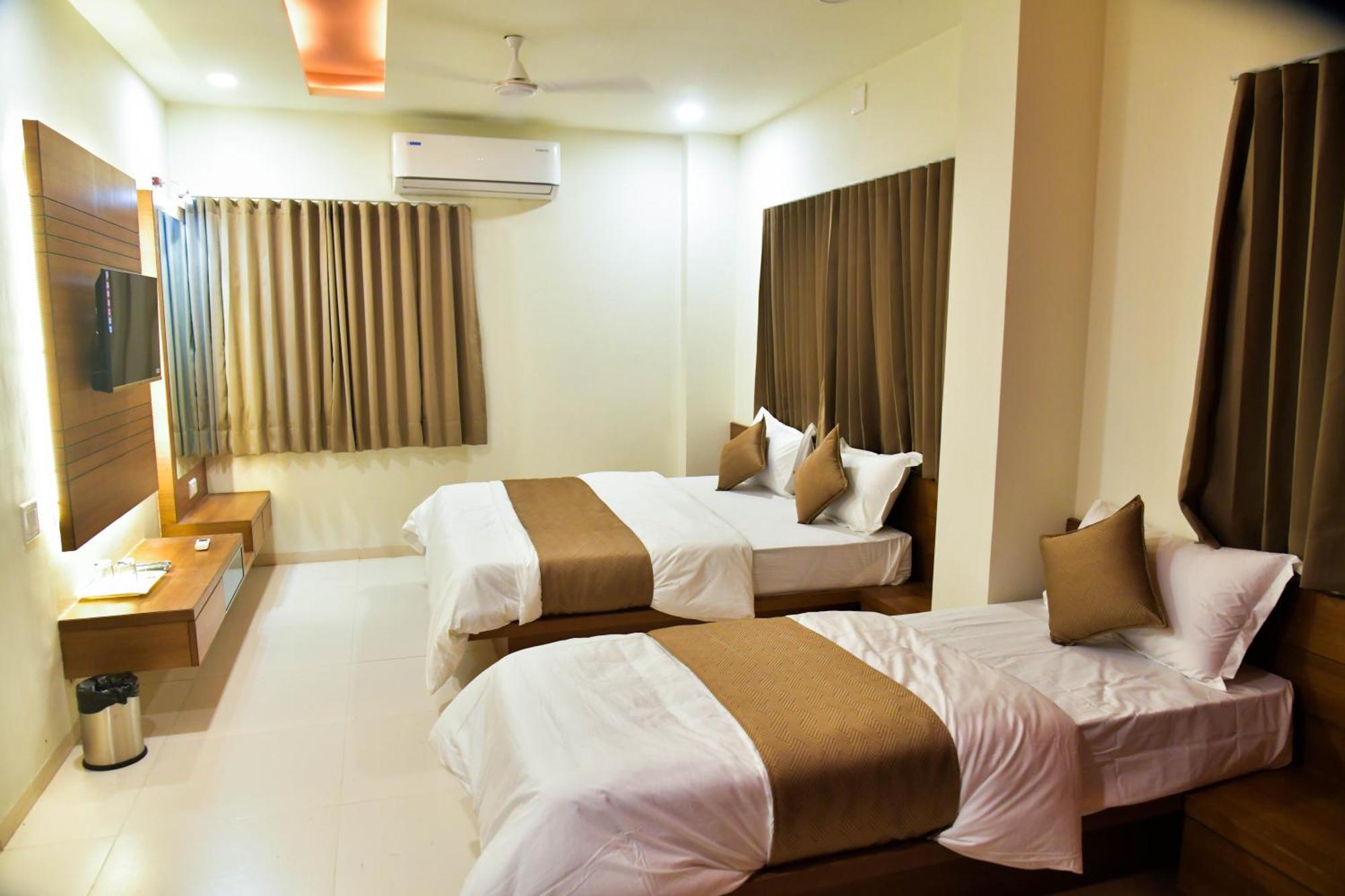 Hotel Ashooka Inn Гандинагар Экстерьер фото