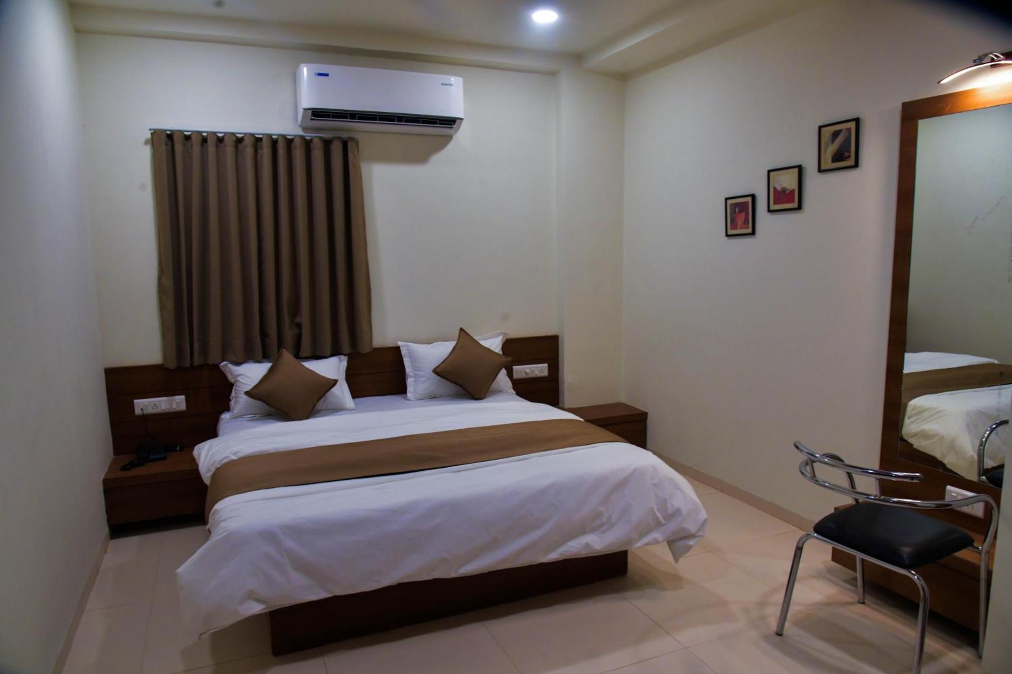 Hotel Ashooka Inn Гандинагар Экстерьер фото