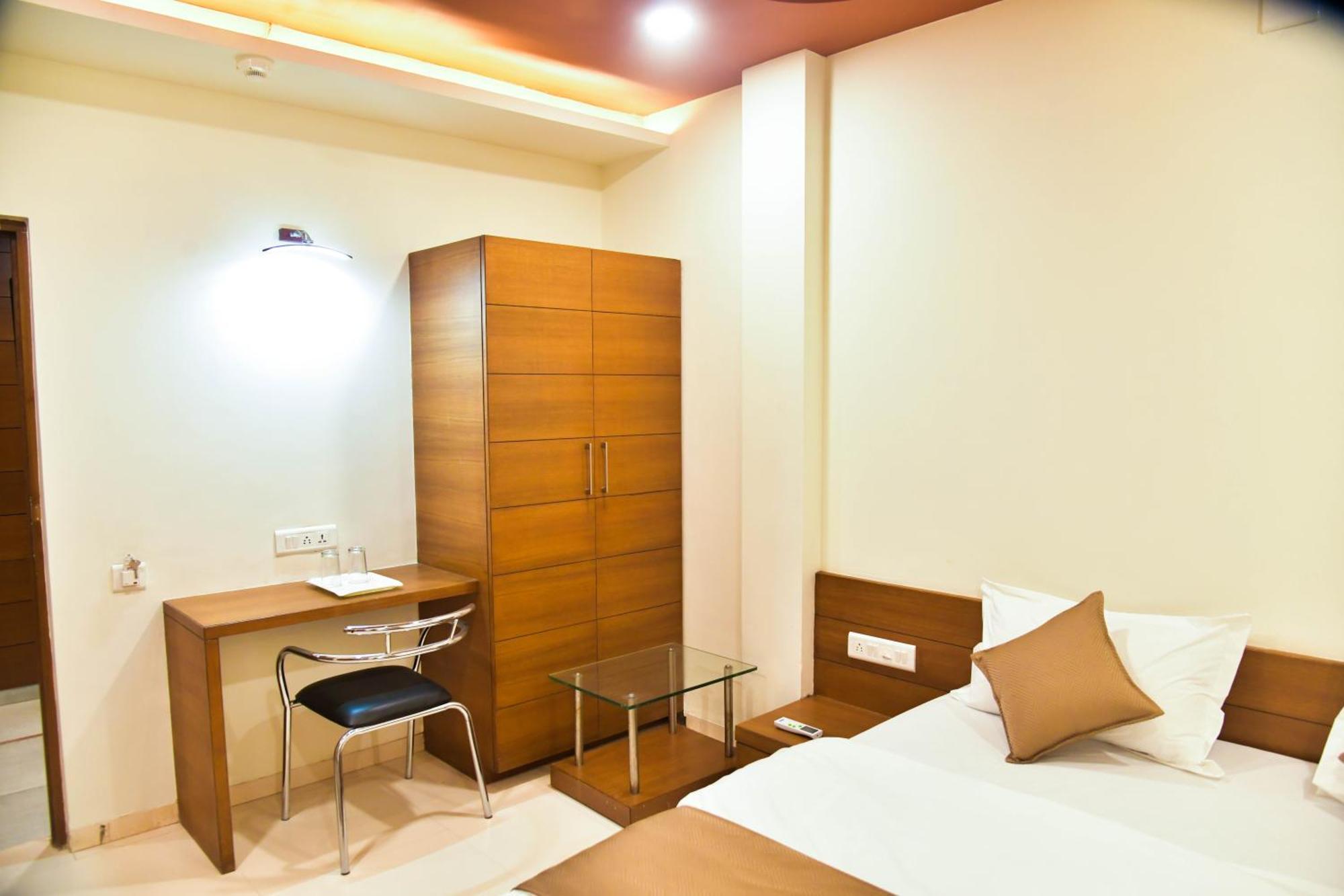 Hotel Ashooka Inn Гандинагар Экстерьер фото