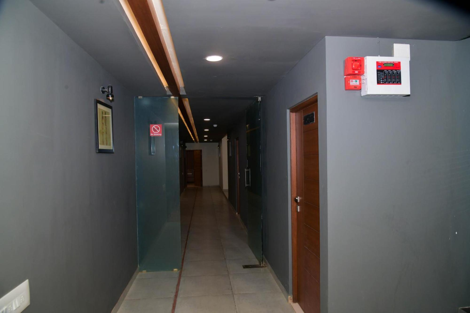 Hotel Ashooka Inn Гандинагар Экстерьер фото
