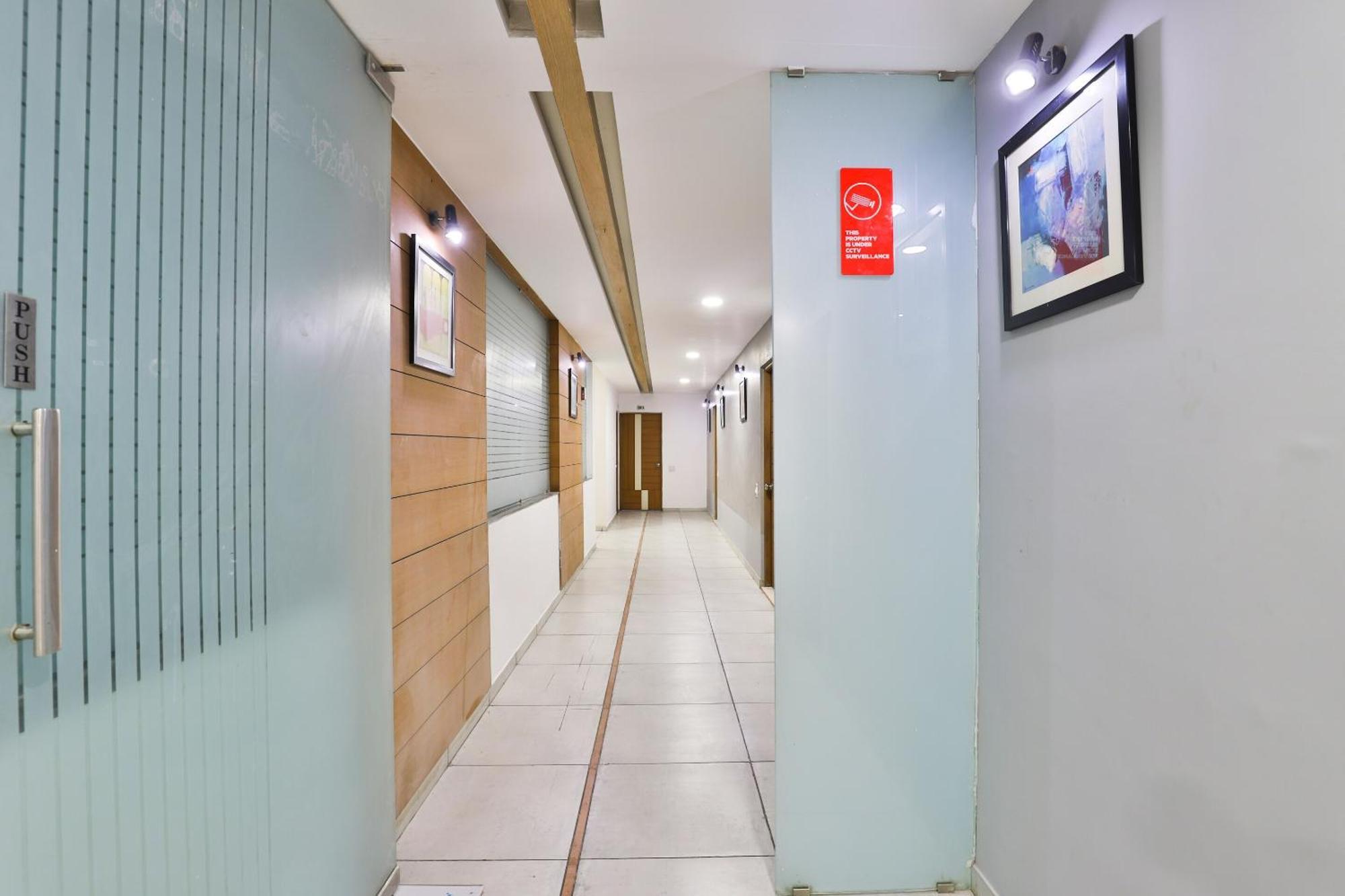 Hotel Ashooka Inn Гандинагар Экстерьер фото